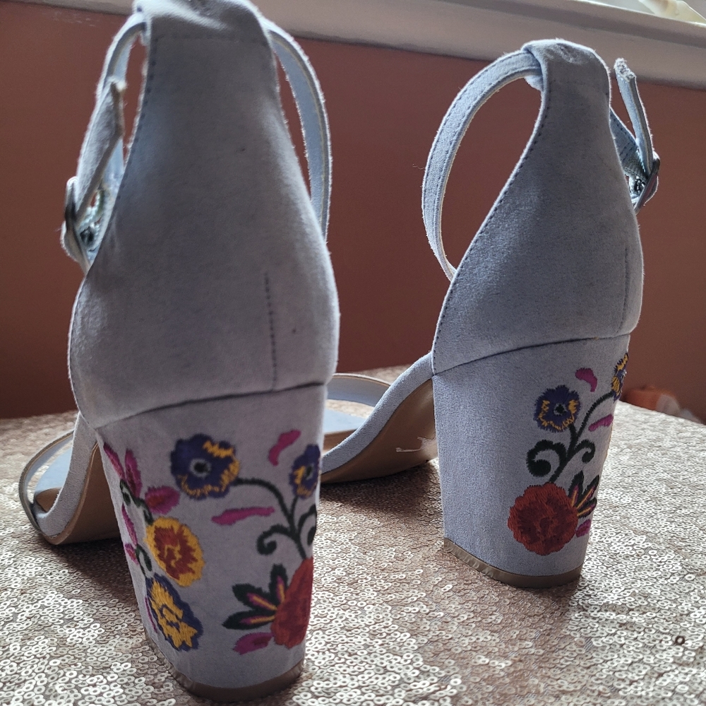 Size 9 NWOT Sugar Blue Block Heels - Picture 10 of 11